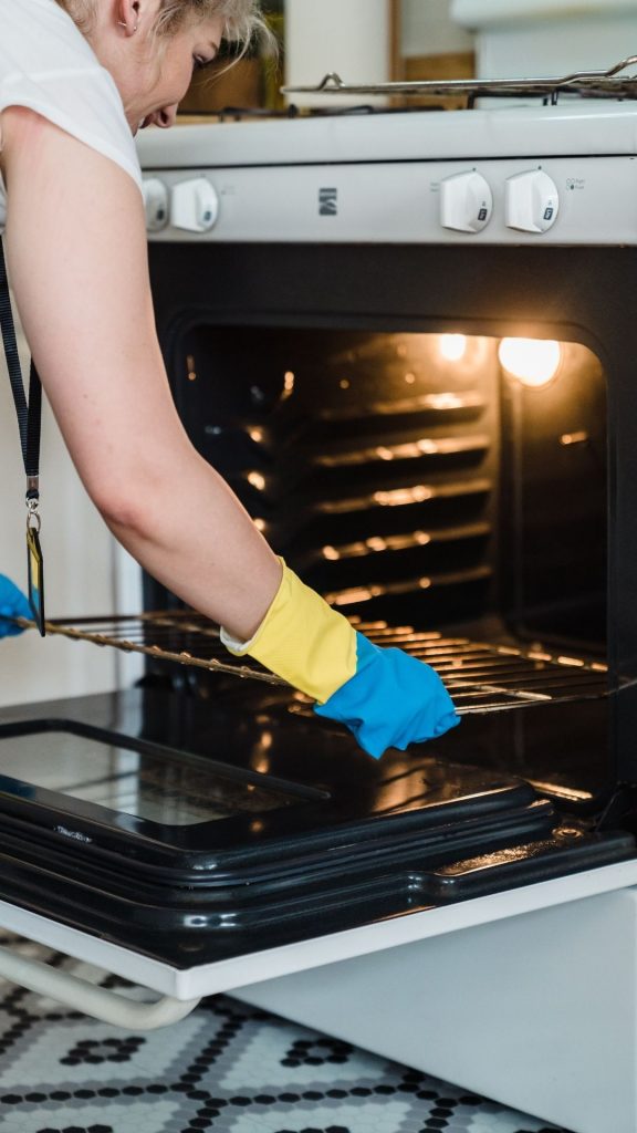 cara bersihkan oven
